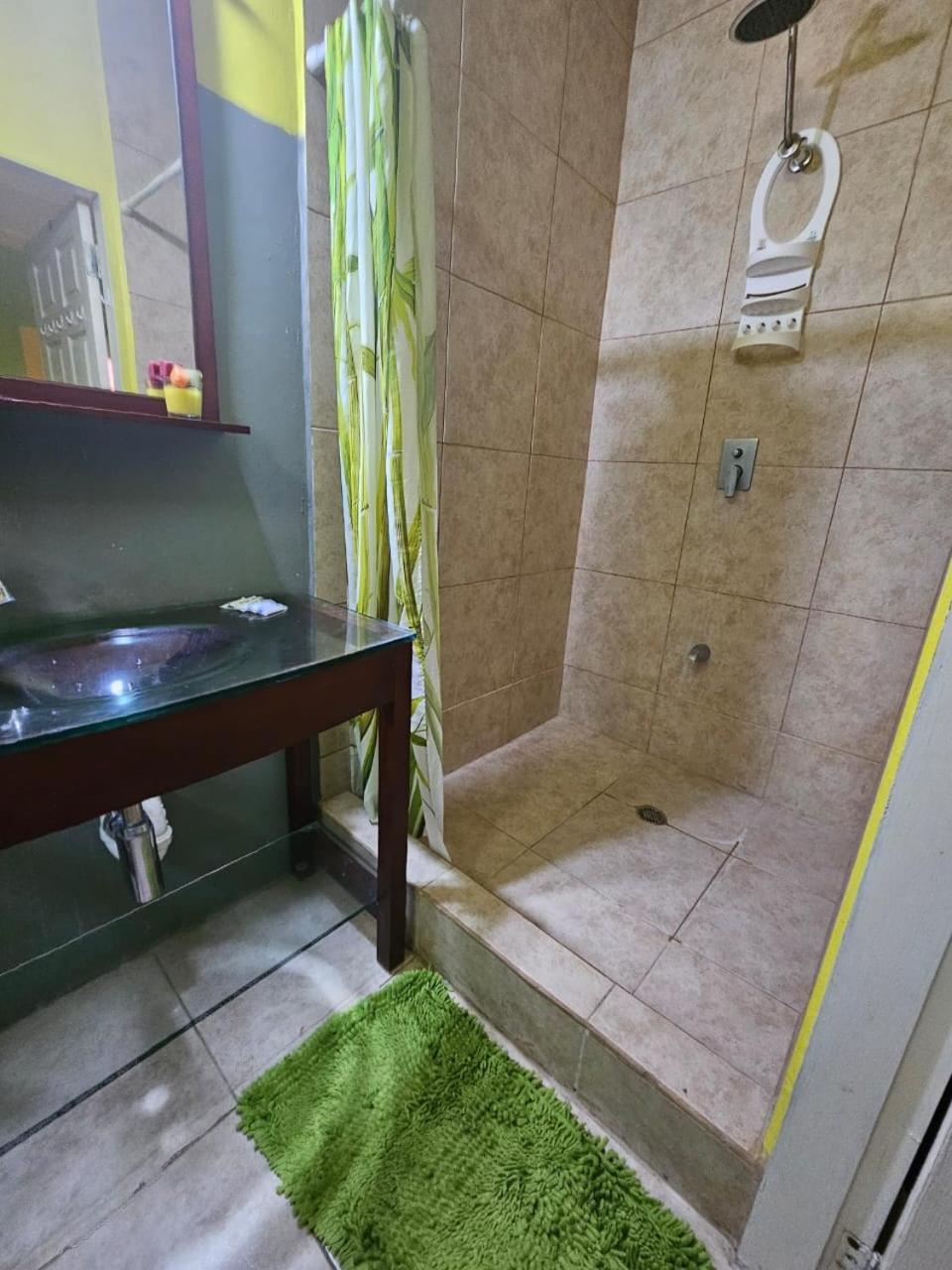 Fish Tobago Guesthouse Or Joy And Brandon Guesthouse Buccoo Oda fotoğraf
