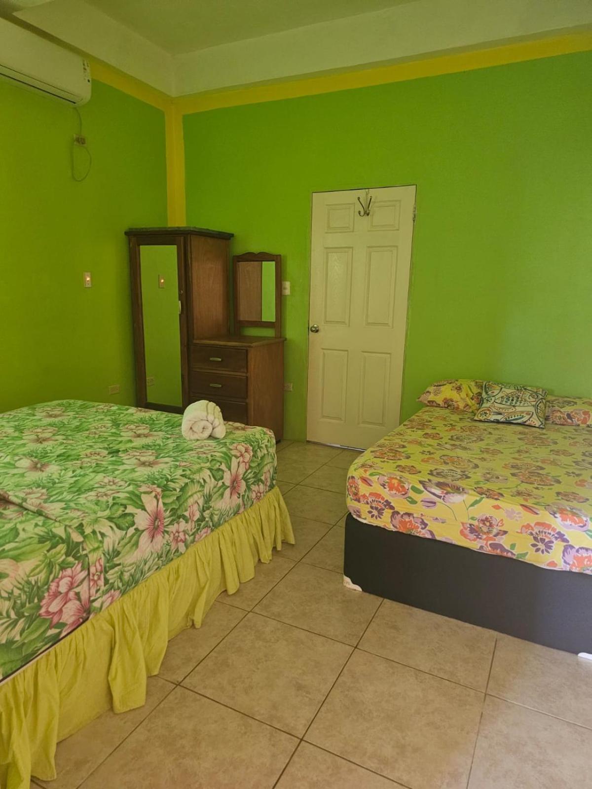Fish Tobago Guesthouse Or Joy And Brandon Guesthouse Buccoo Oda fotoğraf